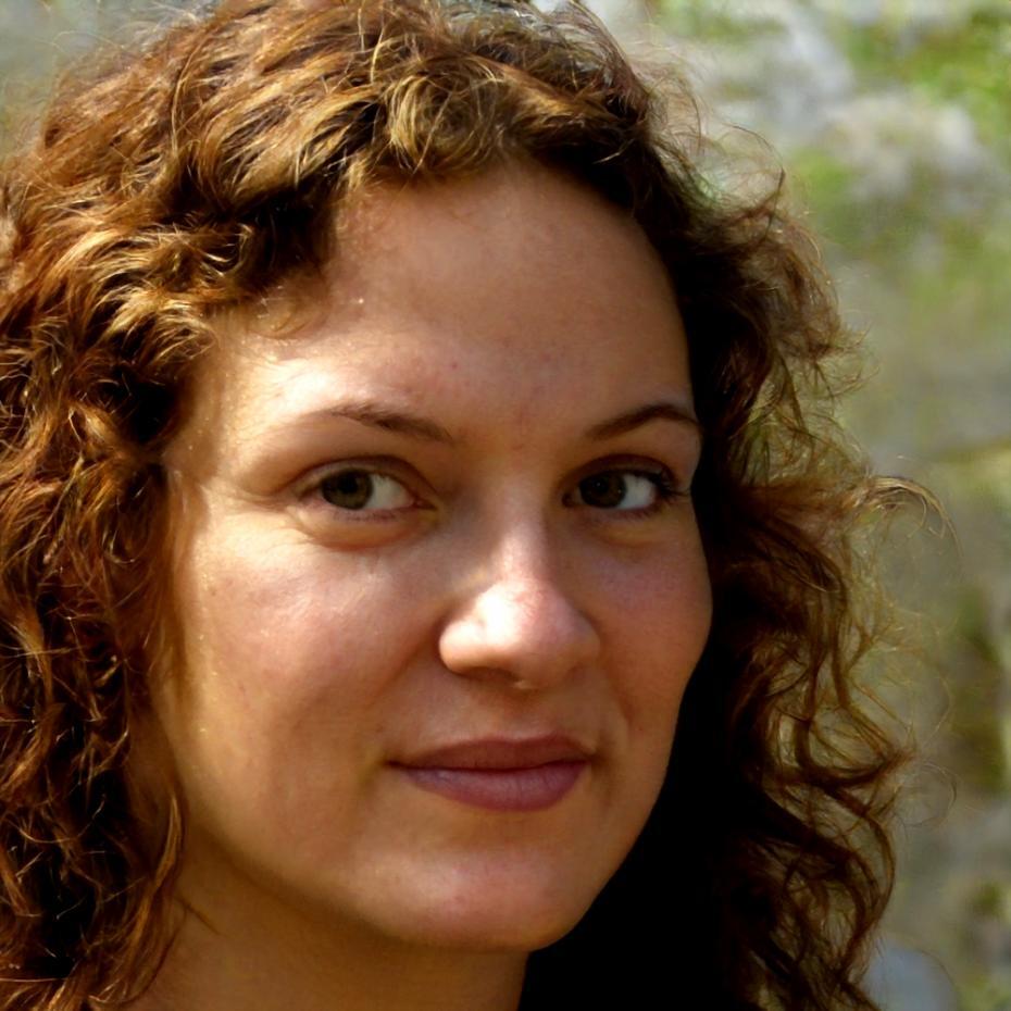 Retrato profesional de instructora femenina especialista en diseño de juegos
